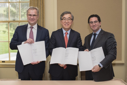 16일(한국시간) 미국 샌프란시스코에서 '2M+H 전략적 협력' 본계약 서명식을 가졌다. 유창근 현대상선 대표이사(가운데)와 소렌 스코우 머스크라인 회장(왼쪽), 디에고 아폰테 MSC CEO가 서명식을 마치고 기념촬영을 하고 있다.  현대상선 제공